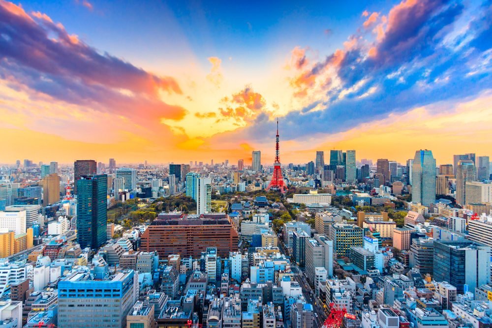 夕景に染まる東京の街並みと東京タワー